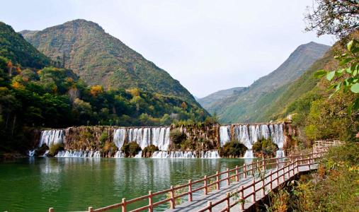 官鹅沟是国家级森林公园aaaa级旅游景区,官鹅沟内通天门,问天石