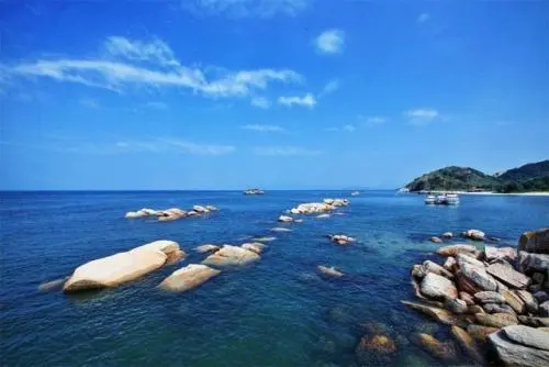 【五星美食】惠东双月湾、出海捕鱼、玩海时代帆船出海体验、无边际泳池、《鲍参翅肚海鲜宴》《豪叹中西自助早餐》入住双月湾五钻华美达酒店海景房2日游 ...
