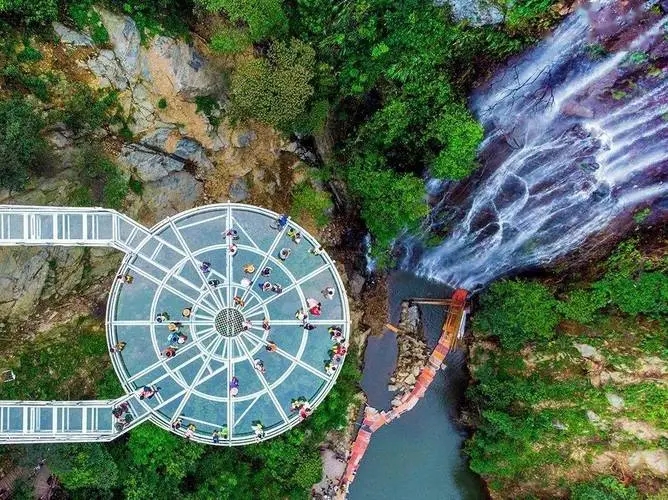 清远网红打卡古龙峡“一河两岸”“云天波霸玻璃桥” 马头山风景区 船游小北江 温泉酒店任泡养生温泉特色两天游_清远连州_互8旅游